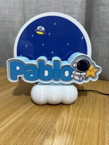 Lamparita LED personalizada con nombre Pablo, decoración astronauta, hecha por Cute Concepts