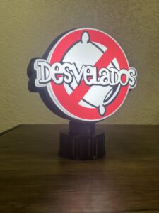 Letrero LED iluminado con logo de Desvelados, hecho a mano por Cute Concepts en Monterrey